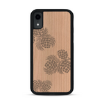 Coque de protection en bois véritable fabriquée en France pour  sur le thème de la nature des arbres avec un motif de gravure représentant des épines de sapin et des pommes de pin