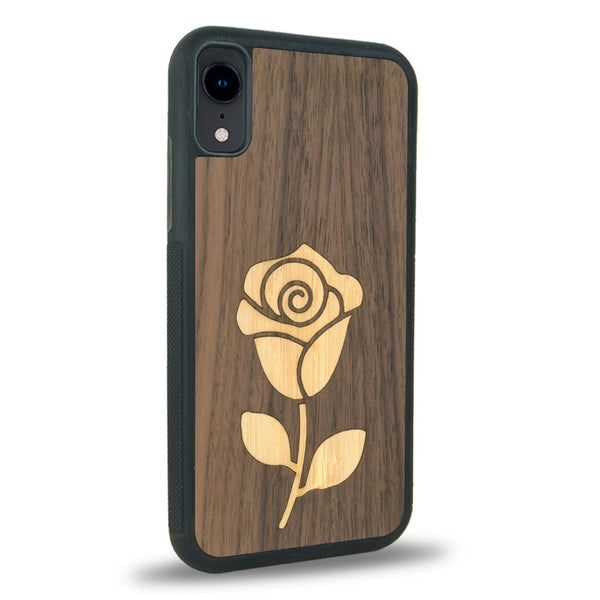 Coque de protection en bois véritable fabriquée en France pour iPhone XR alliant plusieurs essences de bois pour représenter une rose