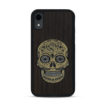 Coque de protection en bois véritable fabriquée en France pour  alliant du chêne fumé avec du métal argenté et doré représentant une tête de mort mexicaine sur le thème Dia de los Muertos