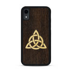 Coque de protection en bois véritable fabriquée en France pour  alliant du chêne fumé et du bambou représentant une triquetra