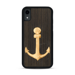 Coque de protection en bois véritable fabriquée en France pour  sur le thème nautique avec un bois clair et un bois foncé représentant une ancre de bateau