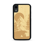 Coque de protection en bois véritable fabriquée en France pour  sur le thème du camping en pleine nature représentant une tente avec un feu de camp entouré de montagnes