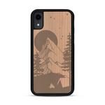 Coque de protection en bois véritable fabriquée en France pour  sur le thème du camping en pleine nature représentant une tente avec un feu de camp entouré de montagnes