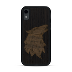 Coque de protection en bois véritable fabriquée en France pour  alliant du chêne fumé et du noyer représentant une tête de loup géométrique de profil sur le thème des animaux et de la nature
