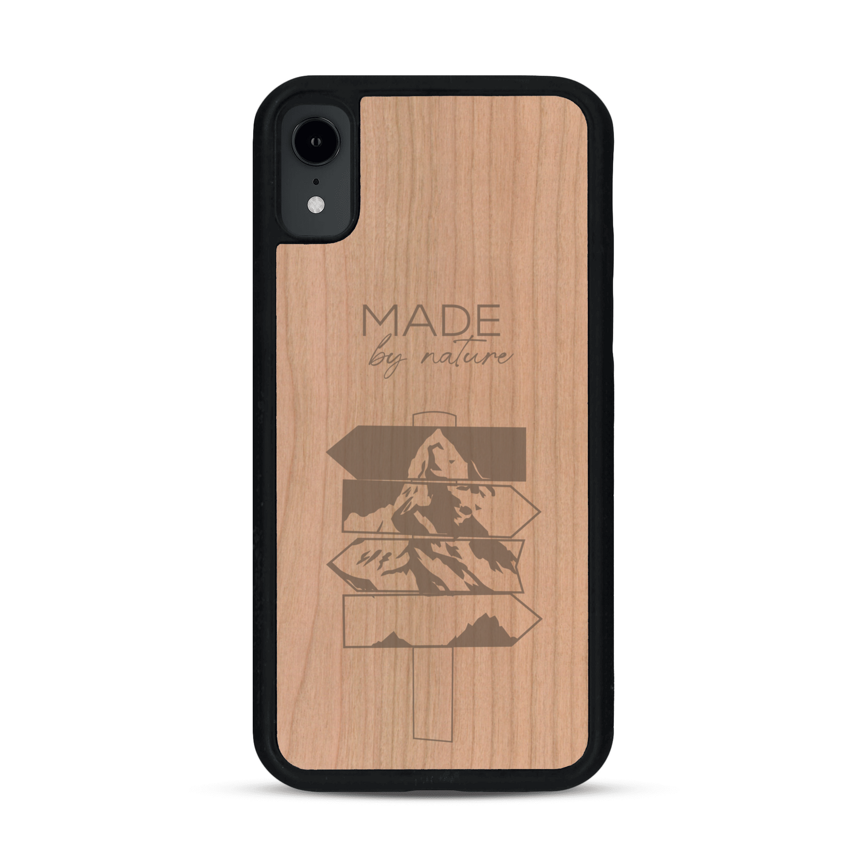 Coque de protection en bois véritable fabriquée en France pour  sur le thème de la nature et des arbres avec une gravure représentant une pomme de pin et la phrase "made by nature"
