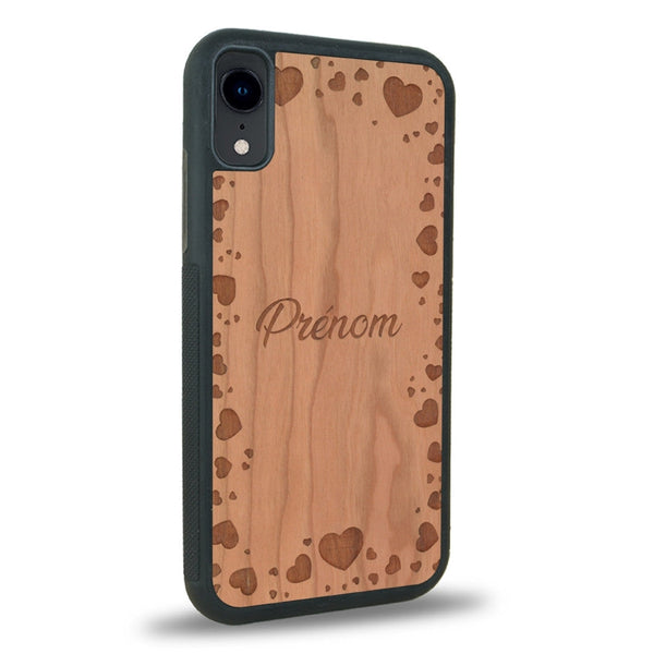 Coque de protection en bois véritable fabriquée en France pour iPhone XR sur le thème de la fête des mères avec un motif représentant des coeurs et des feuilles