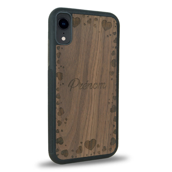 Coque de protection en bois véritable fabriquée en France pour iPhone XR sur le thème de la fête des mères avec un motif représentant des coeurs et des feuilles