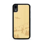 Coque de protection en bois véritable fabriquée en France pour  sur le thème de la montagne, du ski et de la neige avec un motif représentant une paire de ski plantée dans la neige avec en fond des montagnes enneigées
