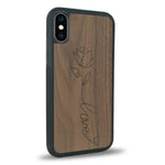 Coque de protection en bois véritable fabriquée en France pour iPhone XS sur le thème de la fête des mères avec un motif représentant une fleur dont la tige forme le mot "love"