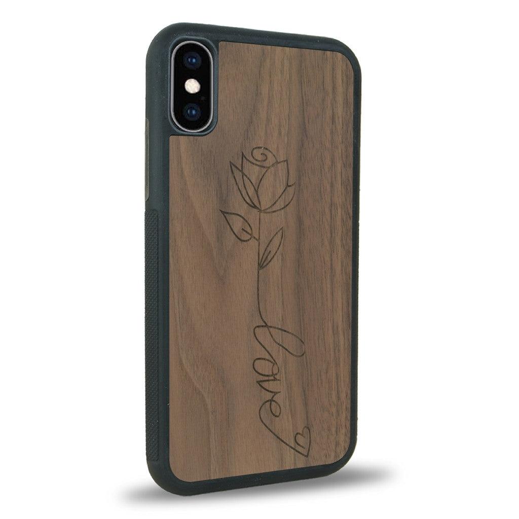 Coque de protection en bois véritable fabriquée en France pour iPhone XS sur le thème de la fête des mères avec un motif représentant une fleur dont la tige forme le mot "love"