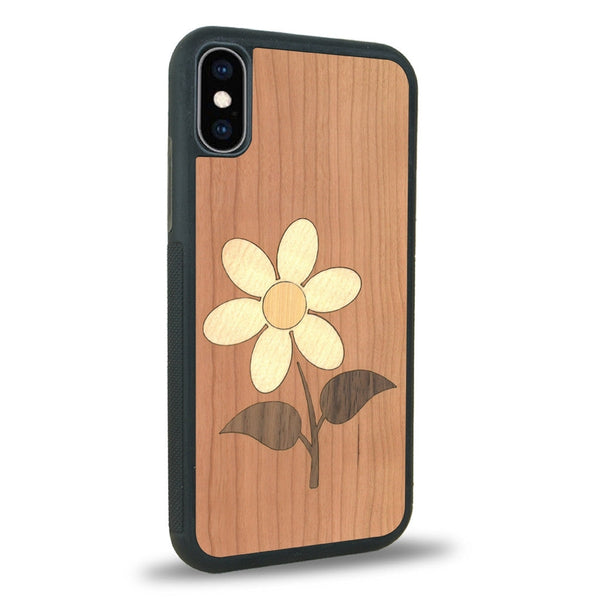 Coque de protection en bois véritable fabriquée en France pour iPhone XS alliant plusieurs essences de bois pour représenter une marguerite