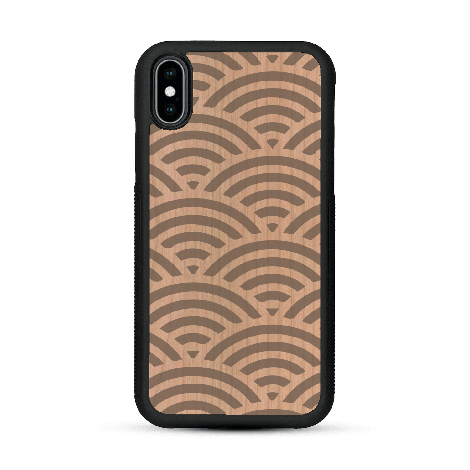 Coque de protection en bois véritable fabriquée en France pour  baptisée "La Sinjak" avec un motif de gravure abstrait représentant la répétition d'un symbole wifi