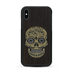 Coque de protection en bois véritable fabriquée en France pour  alliant du chêne fumé avec du métal argenté et doré représentant une tête de mort mexicaine sur le thème Dia de los Muertos