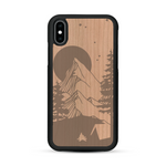 Coque de protection en bois véritable fabriquée en France pour  sur le thème du camping en pleine nature représentant une tente avec un feu de camp entouré de montagnes