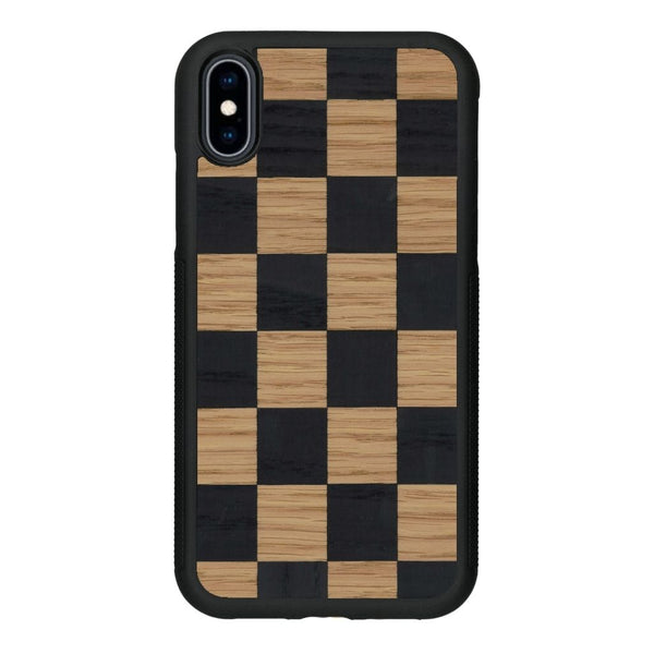 Coque de protection en bois véritable fabriquée en France pour iPhone XS alliant plusieurs essences de bois pour représenter un damier