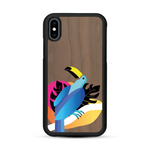 Coque de protection en bois véritable fabriquée en France pour iPhone XS représentant un toucan coloré avec un design moderne et minimaliste sur le thème de la jungle et de la nature