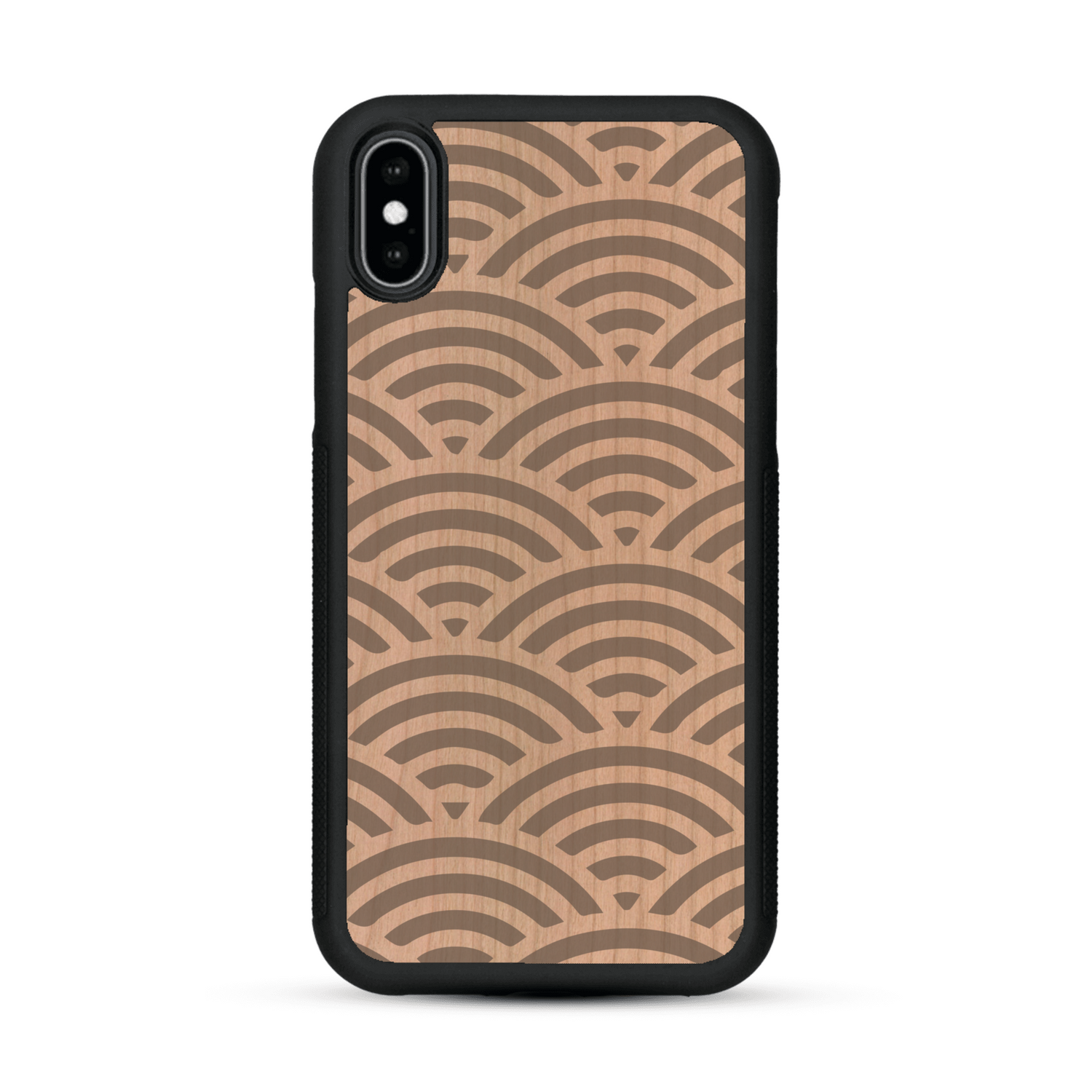Coque de protection en bois véritable fabriquée en France pour  baptisée "La Sinjak" avec un motif de gravure abstrait représentant la répétition d'un symbole wifi