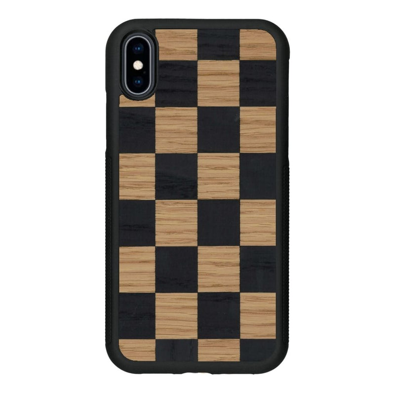 Coque de protection en bois véritable fabriquée en France pour iPhone XS Max alliant plusieurs essences de bois pour représenter un damier