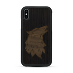 Coque de protection en bois véritable fabriquée en France pour  alliant du chêne fumé et du noyer représentant une tête de loup géométrique de profil sur le thème des animaux et de la nature