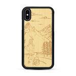 Coque de protection en bois véritable fabriquée en France pour  sur le thème de la randonnée en montagne et de l'aventure avec une gravure représentant une femme de dos face à un paysage de nature