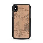 Coque de protection en bois véritable fabriquée en France pour  sur le thème de la randonnée en montagne et de l'aventure avec une gravure représentant une femme de dos face à un paysage de nature