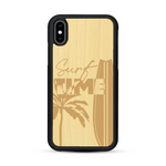 Coque de protection en bois véritable fabriquée en France pour  sur le thème chill avec un motif représentant une silouhette tenant une planche de surf sur une plage entouré de palmiers et les mots "Surf Time Long Beach Miami"
