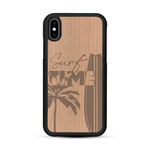 Coque de protection en bois véritable fabriquée en France pour  sur le thème chill avec un motif représentant une silouhette tenant une planche de surf sur une plage entouré de palmiers et les mots "Surf Time Long Beach Miami"