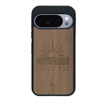 Coque de protection en bois véritable fabriquée en France pour Google Pixel 10 sur le thème chill avec un motif représentant un couché de soleil sur l'océan et la phrase "Chill out"