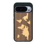 Coque de protection en bois véritable fabriquée en France pour Google Pixel 10 alliant du bambou et du noyer sur le thème du voyage et de l'aventure représentant une mappemonde