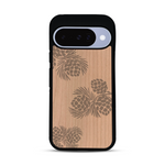 Coque de protection en bois véritable fabriquée en France pour  sur le thème de la nature des arbres avec un motif de gravure représentant des épines de sapin et des pommes de pin