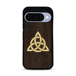 Coque de protection en bois véritable fabriquée en France pour  alliant du chêne fumé et du bambou représentant une triquetra