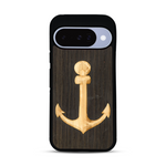 Coque de protection en bois véritable fabriquée en France pour  sur le thème nautique avec un bois clair et un bois foncé représentant une ancre de bateau