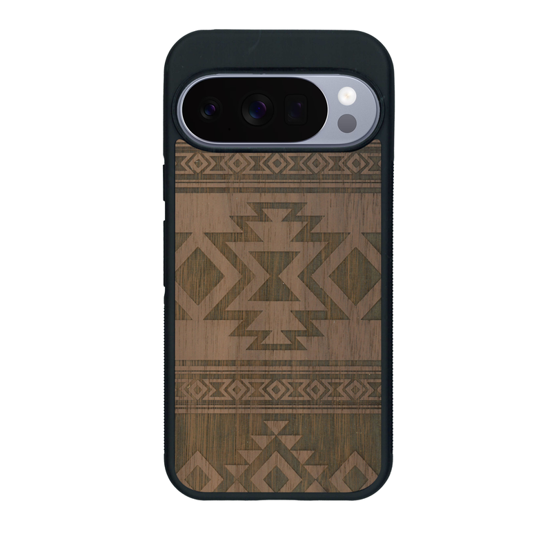 Coque de protection en bois véritable fabriquée en France pour Google Pixel 10 avec des motifs géométriques s'inspirant des temples aztèques, mayas et incas