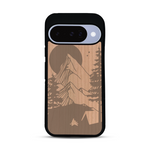 Coque de protection en bois véritable fabriquée en France pour  sur le thème du camping en pleine nature représentant une tente avec un feu de camp entouré de montagnes