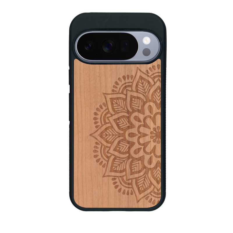 Coque de protection en bois véritable fabriquée en France pour Google Pixel 10 sur le thème de la bohème et du tatouage au henné avec une gravure représentant un mandala
