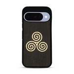 Coque de protection en bois véritable fabriquée en France pour  alliant du chêne fumé et du bambou et doré représentant un triskell