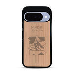 Coque de protection en bois véritable fabriquée en France pour  sur le thème de la nature et des arbres avec une gravure représentant une pomme de pin et la phrase "made by nature"
