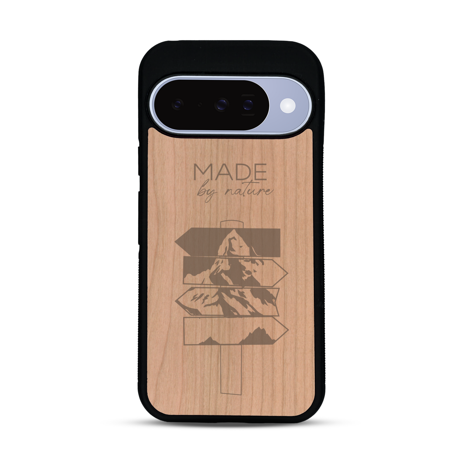 Coque de protection en bois véritable fabriquée en France pour  sur le thème de la nature et des arbres avec une gravure représentant une pomme de pin et la phrase "made by nature"