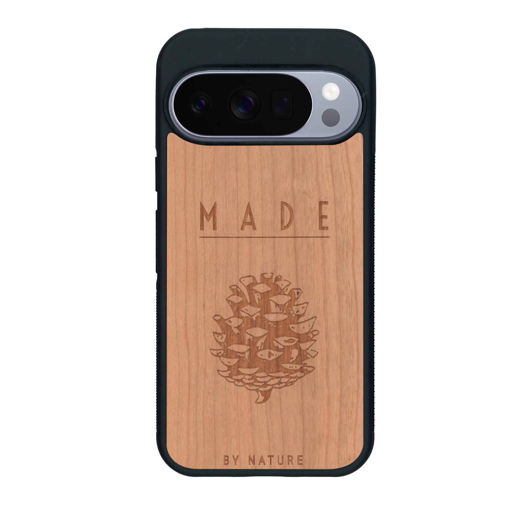 Coque de protection en bois véritable fabriquée en France pour Google Pixel 10 sur le thème de la nature et des arbres avec une gravure représentant une pomme de pin et la phrase "made by nature"