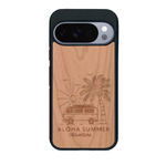 Coque de protection en bois véritable fabriquée en France pour Google Pixel 10 Pro sur le thème de la plage, de l'été et vanlife.