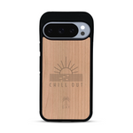 Coque de protection en bois véritable fabriquée en France pour  sur le thème chill avec un motif représentant un couché de soleil sur l'océan et la phrase "Chill out"