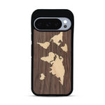 Coque de protection en bois véritable fabriquée en France pour  alliant du bambou et du noyer sur le thème du voyage et de l'aventure représentant une mappemonde