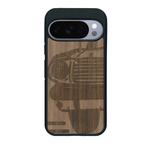 Coque de protection en bois véritable fabriquée en France pour Google Pixel 10 Pro sur le thème de l'automobile avec une authentique Mustang