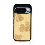 Coque de protection en bois véritable fabriquée en France pour  sur le thème de la nature des arbres avec un motif de gravure représentant des épines de sapin et des pommes de pin