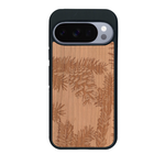 Coque de protection en bois véritable fabriquée en France pour Google Pixel 10 Pro sur le thème de la nature des arbres avec un motif de gravure représentant des épines de sapin et des pommes de pin