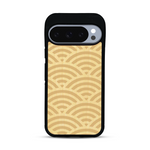 Coque de protection en bois véritable fabriquée en France pour  baptisée "La Sinjak" avec un motif de gravure abstrait représentant la répétition d'un symbole wifi