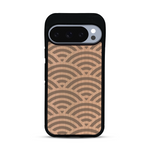 Coque de protection en bois véritable fabriquée en France pour  baptisée "La Sinjak" avec un motif de gravure abstrait représentant la répétition d'un symbole wifi
