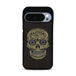 Coque de protection en bois véritable fabriquée en France pour  alliant du chêne fumé avec du métal argenté et doré représentant une tête de mort mexicaine sur le thème Dia de los Muertos