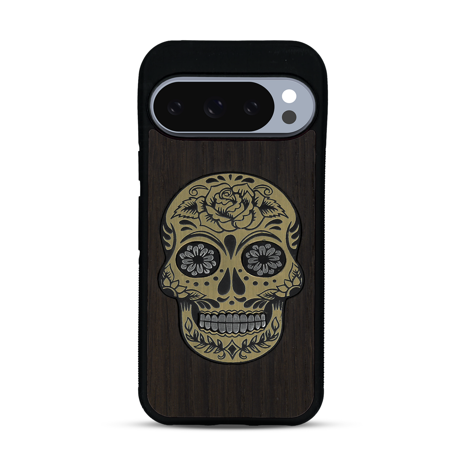 Coque de protection en bois véritable fabriquée en France pour  alliant du chêne fumé avec du métal argenté et doré représentant une tête de mort mexicaine sur le thème Dia de los Muertos