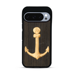 Coque de protection en bois véritable fabriquée en France pour  sur le thème nautique avec un bois clair et un bois foncé représentant une ancre de bateau